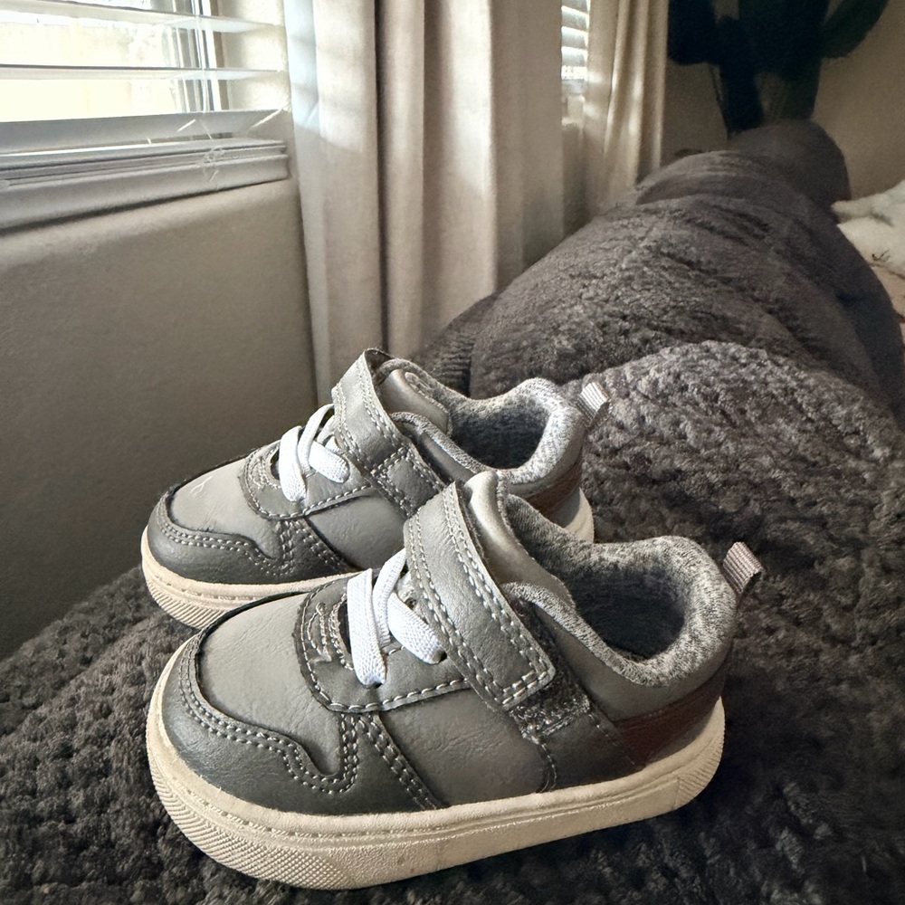 The Children's Place Gray Sneakers with Velcro